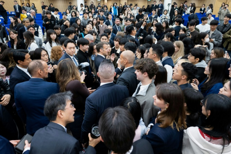 Emmanuel Macron rencontre les étudiants de l'Université Yonsei à Séoul le 3 avril 2026 ( POOL / Jeanne Accorsini )