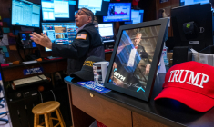 En 2024, le Cac 40 a perdu 2% et gagné 23% sur cinq ans, le Dow Jones gagné 13% sur un an et 49% sur cinq, le Nasdaq 30% sur un an et 144% sur cinq. (crédit : SPENCER PLATT / GETTY IMAGES NORTH AMERICA / Getty Images via AFP)