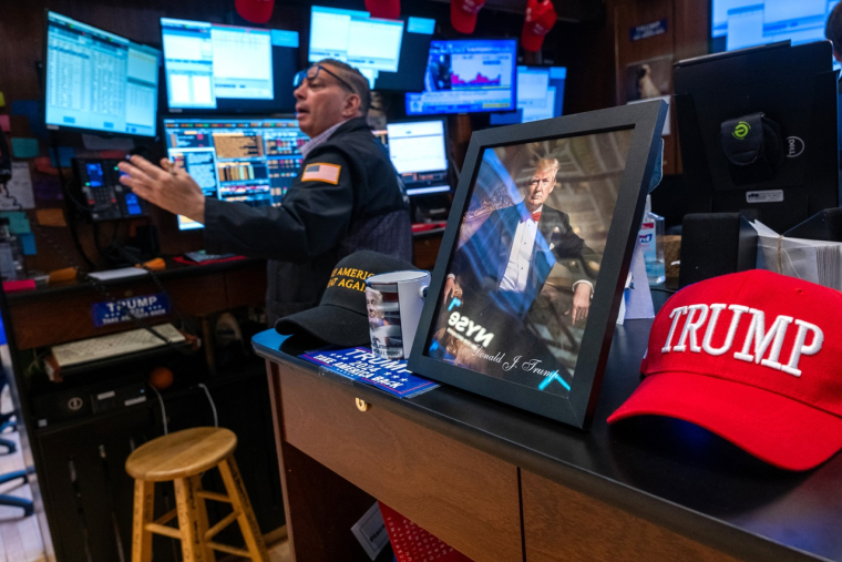 En 2024, le Cac 40 a perdu 2% et gagné 23% sur cinq ans, le Dow Jones gagné 13% sur un an et 49% sur cinq, le Nasdaq 30% sur un an et 144% sur cinq. (crédit : SPENCER PLATT / GETTY IMAGES NORTH AMERICA / Getty Images via AFP)