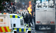 Affrontement entre la police et des manifestants dans une rue menant à un hôtel présumé avoir hébergé des migrants à Glengormley, dans le nord de Belfast, le 10 juin 2026 ( AFP / Henry NICHOLLS )