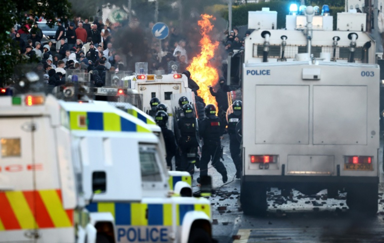 Affrontements entre la police et des manifestants à Glengormley, dans le nord de Belfast, le 10 juin 2026 en Irlande du Nord ( AFP / Henry NICHOLLS )