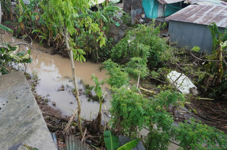 Une rivière pleine de déchets après une tempête tropicale dans le village de Chirongui, à Mayotte, le 13 janvier 2025 ( AFP / Marine GACHET )