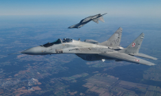 Deux chasseurs Mig-29, dans le ciel de Pologne, lors d'un exercice militaire de l'Otan, en octobre 2022 (illustration) ( AFP / RADOSLAW JOZWIAK )