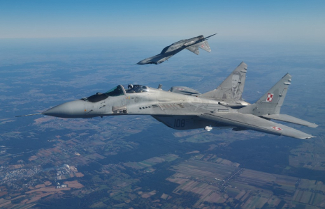 Deux chasseurs Mig-29, dans le ciel de Pologne, lors d'un exercice militaire de l'Otan, en octobre 2022 (illustration) ( AFP / RADOSLAW JOZWIAK )
