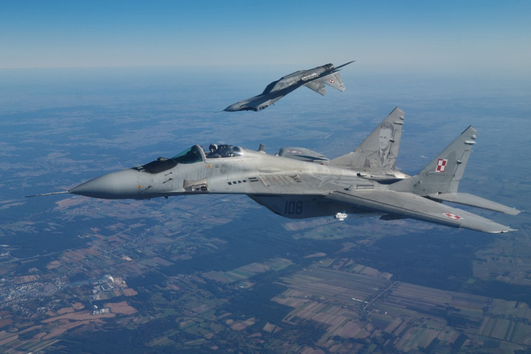 Deux chasseurs Mig-29, dans le ciel de Pologne, lors d'un exercice militaire de l'Otan, en octobre 2022 (illustration) ( AFP / RADOSLAW JOZWIAK )