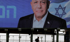 Affiche électorale du candidat israélien centriste Gadi Eisenkot à Ramat Gan, en Israël, le 15 octobre 2026 ( AFP / JACK GUEZ )