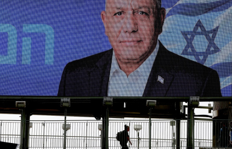 Affiche électorale du candidat israélien centriste Gadi Eisenkot à Ramat Gan, en Israël, le 15 octobre 2026 ( AFP / JACK GUEZ )