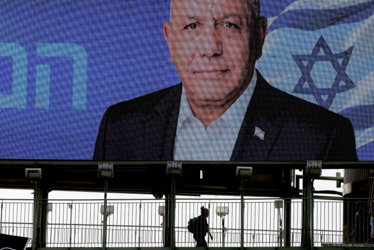 Affiche électorale du candidat israélien centriste Gadi Eisenkot à Ramat Gan, en Israël, le 15 octobre 2026 ( AFP / JACK GUEZ )