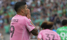 Tiens, Luis Suárez se met à cracher