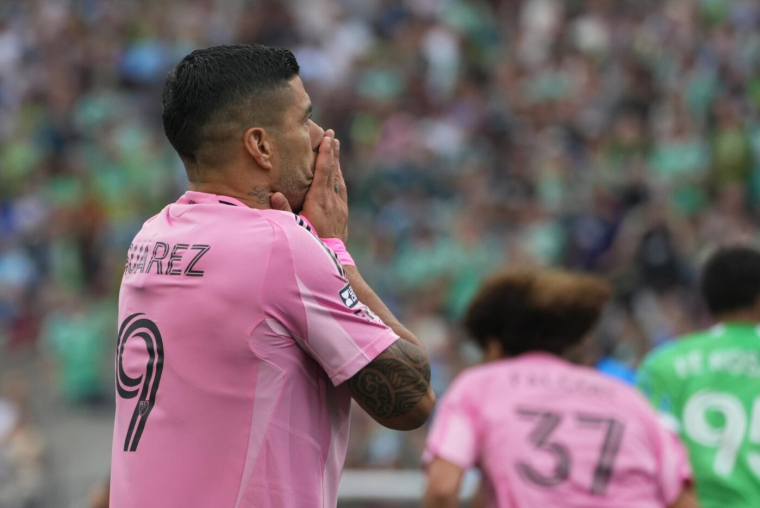 Tiens, Luis Suárez se met à cracher