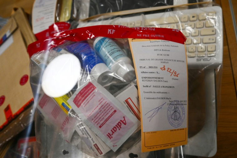 Des éléments de preuve dans le procès de Maylis Daubon sont présentés au tribunal, le 24 novembre 2025 à Mont-de-Marsan (Landes) ( AFP / Gaizka IROZ )