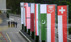 Les drapeaux de la Suisse, des Etats-Unis, du Qatar, du Pakistan et du canton suisse de Nidwalden sont photographiés au complexe hôtelier de Bürgenstock, en Suisse, le 21 juin 2026 ( AFP / Fabrice COFFRINI )