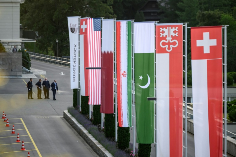 Les drapeaux de la Suisse, des Etats-Unis, du Qatar, du Pakistan et du canton suisse de Nidwalden sont photographiés au complexe hôtelier de Bürgenstock, en Suisse, le 21 juin 2026 ( AFP / Fabrice COFFRINI )