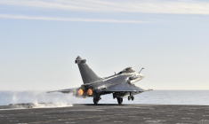 Un avion Rafale, en 2018, décollant du porte-avions Charles de Gaulle ( AFP / CHRISTOPHE SIMON )