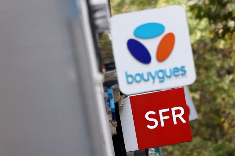 PHOTO DE FICHIER : Logos des opérateurs de télécommunications français Bouygues et SFR à Paris