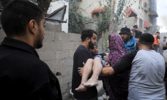 Des Palestiniens tentent de sauver des personnes sur le site d'une frappe israélienne à Gaza