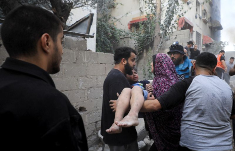 Des Palestiniens tentent de sauver des personnes sur le site d'une frappe israélienne à Gaza