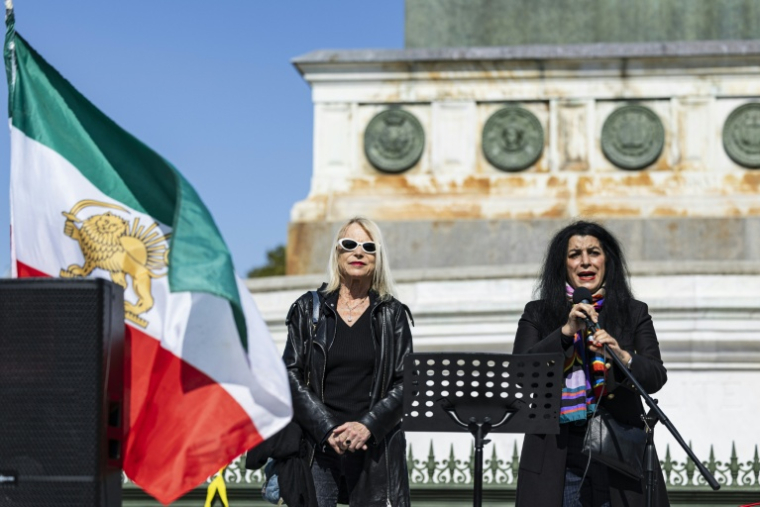 L'autrice franco-iranienne Marjane Satrapi (D) participe à Paris le 15 septembre 2024 à une manifestation pour le 2e anniversaire du mouvement de protestation populaire en Iran déclenché par la mort en détention de Mahsa Amini ( AFP / Sameer Al-DOUMY )