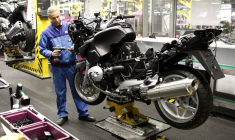 Photo d'archives : Un employé de BMW assemble une moto dans l'usine de l'entreprise à Berlin.