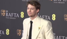 Gillian Anderson et les stars d'"Hamnet" arrivent pour les Bafta à Londres