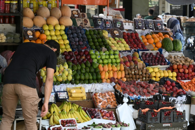 Un étal de fruits, dont des kiwis, des mangues et des ananas interdits à l'époque de Bachar al-Assad, dans une rue de Damas, le 26 mai 2025 en Syrie ( AFP / LOUAI BESHARA )