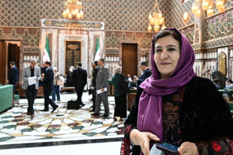 La députée syrienne Fasla Youssef, une militante kurde, dans le hall du Parlement, à Damas, le 27 juillet 2026 ( AFP / LOUAI BESHARA )