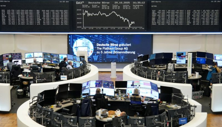 Le graphique de l'indice boursier allemand DAX est affiché à la bourse de Francfort