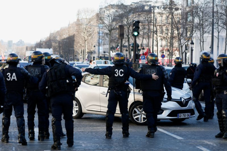 LES FORCES DE L'ORDRE TIRENT DES GRENADES LACRYMOGÈNES À L'ARC DE TRIOMPHE