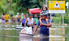 Des habitants évacués lors d'inondations à l'approche du super-typhon Fung-wong sur l'île philippine de Mindanao, le 8 novembre 2025. ( AFP / Erwin MASCARINAS )