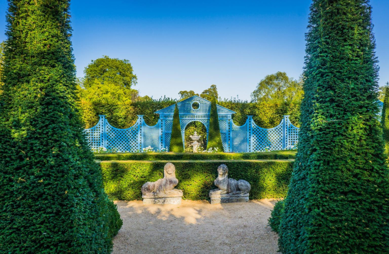 Laissez-vous séduire par Ainay-le-Vieil, un château médiéval du Cher entouré d’une enceinte féodale intacte et de beaux jardins. crédit photo : Shutterstock