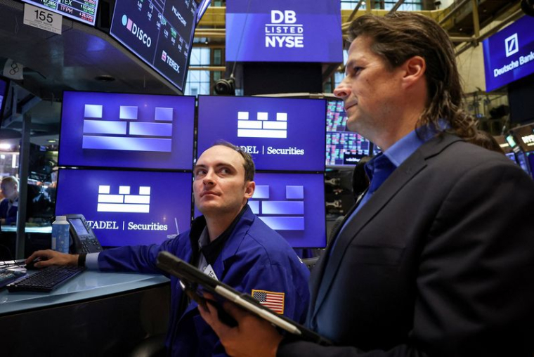 Des traders travaillent sur le parquet de la Bourse de New York
