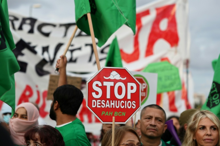 Manifestation contre les expulsions et la crise du logement lors d'une visite du Premier ministre espagnol Pedro Sanchez au Palau de Congressos de Barcelone, le 28 septembre 2026 ( AFP / Josep LAGO )
