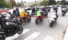 Extension des zones à faibles émissions: des motards protestent à Paris
