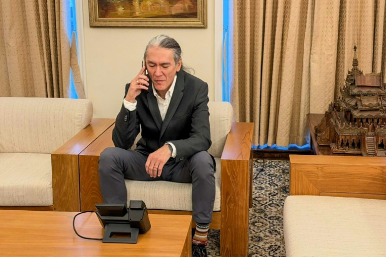 Photo prise et diffusée le 22 octobre 2026 par le porte-parole du président de la République de l'Union de Birmanie montre Kim Aris en train de parler au téléphone avec sa mère depuis l'ambassade du Myanmar à Londres ( Spokesperson for the President of the Republic of the Union of Myanmar / Handout )