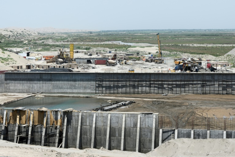 Une section du canal de Qosh Tepa en construction, censé permettre d'irriguer les champs à partir de la rivière Amu Darya, le 23 juin 2025 dans la province de Balkh, dans le nord de l'Afghanistan ( AFP / Wakil KOHSAR )