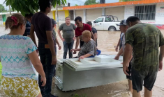 Mexique: une femme secourue à l'aide d'un réfrigérateur dans la ville inondée de Poza Rica
