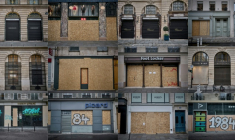 Montage photo réalisé le 24 octobre 2026 montrant des vitrines de magasins protégées par des panneaux de bois aggloméré avant une nouvelle manifestation à Paris ( AFP / Kiran RIDLEY )