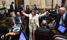 La sénatrice argentine Patricia Bullrich, cheffe du groupe parlementaire du parti au pouvoir, célèbre l'adoption par le Sénat de la loi réformant la législation du travail, le 27 février 2026 à Buenos Aires ( COMUNICACIÓN INSTITUCIONAL SENAD / LUCIANO INGARAMO )