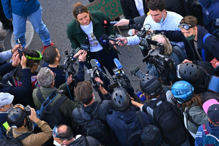 La candidate écologiste à la présidentielle Marine Tondelier s'adresse à la presse avant une manifestation contre la vie chère place de la République à Paris, le 17 octobre 2026 ( AFP / Guillaume Saligot )