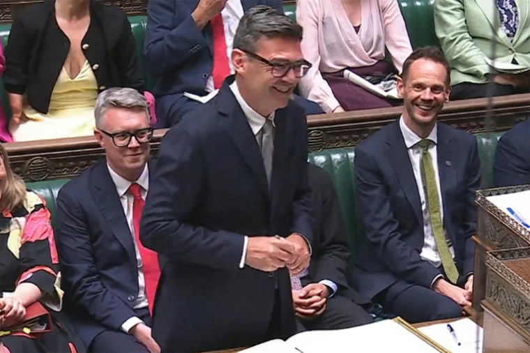 Image tirée d'une vidéo diffusée par l'Unité d'enregistrement du Parlement britannique (PRU), le 22 juin 2026, montrant Andy Burnham, nouveau député travailliste de Makerfield, après avoir signé le registre à la suite de sa prestation de serment ( PRU / - )