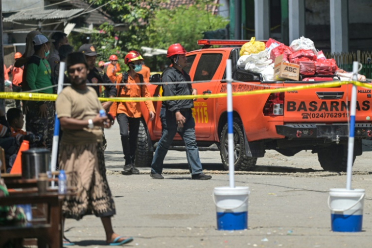 Les secours dans le secteur où une école s'est effondrée, à Sidoarjo, en Indonésie, le 2 octobre 2025 ( AFP / Juni KRISWANTO )