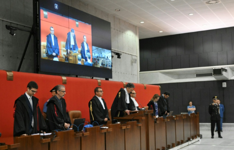 Le juge Paolo Lepri (c) prononce le verdict concernant l'effondrement du pont Morandi en 2018, au tribunal de Gênes, le 16 juillet 2026 en Italie ( AFP / Marco BERTORELLO )
