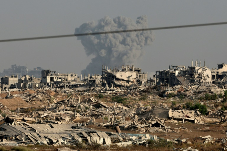 La fumée de bombardements israéliens sur la bande de Gaza, vue depuis Israël, le 19 septembre 2025 ( AFP / Jack GUEZ )