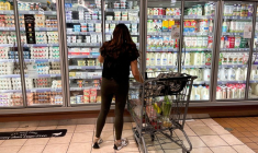 Une femme fait ses courses dans un supermarché de Los Angeles