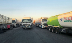 Des camions transportant de l'aide humanitaire font la queue à la frontière de Rafah, du côté égyptien