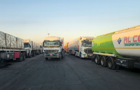 Des camions transportant de l'aide humanitaire font la queue à la frontière de Rafah, du côté égyptien