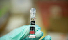 Une infirmière s'apprête à administrer une dose de vaccin contre l'hépatite B à Lynwood,  le 27 août 2013 en Californie ( AFP / ROBYN BECK )