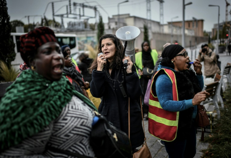 Des femmes de chambre de l'hôtel Ibis Batignolles manifestent à Paris, le 17 octobre 2019 ( AFP / STEPHANE DE SAKUTIN )