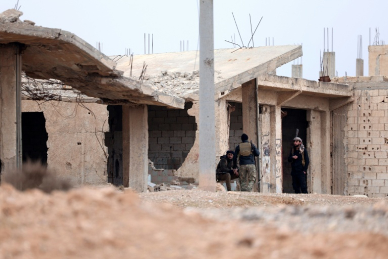 Des troupes gouvernementales syriennes se déploient à Dibsi Faraj, dans la province de Raqa, le 17 janvier 2026 ( AFP / OMAR HAJ KADOUR )