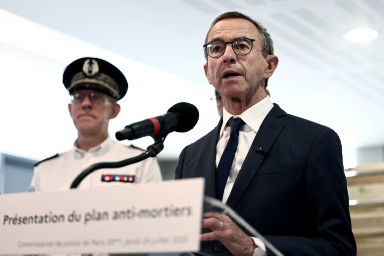 Le ministre de l'Intérieur Bruno Retailleau lors d'une visite au commissariat du 20e arrondissement de Paris le 24 juillet 2025 ( AFP / Thibaud MORITZ )